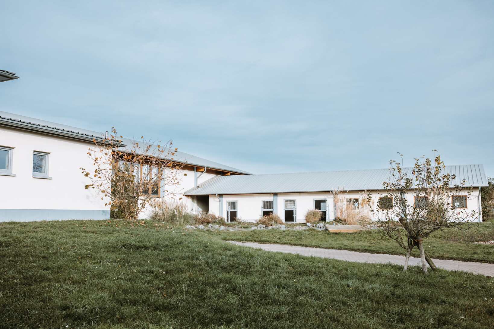Weite, grüne Anlage inmitten einer wunderschönen Naturlandschaft.