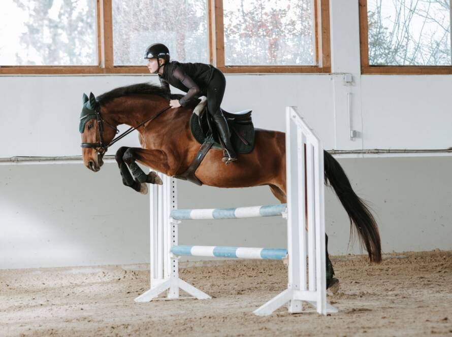 Mädchen das einen Springlehrgang macht