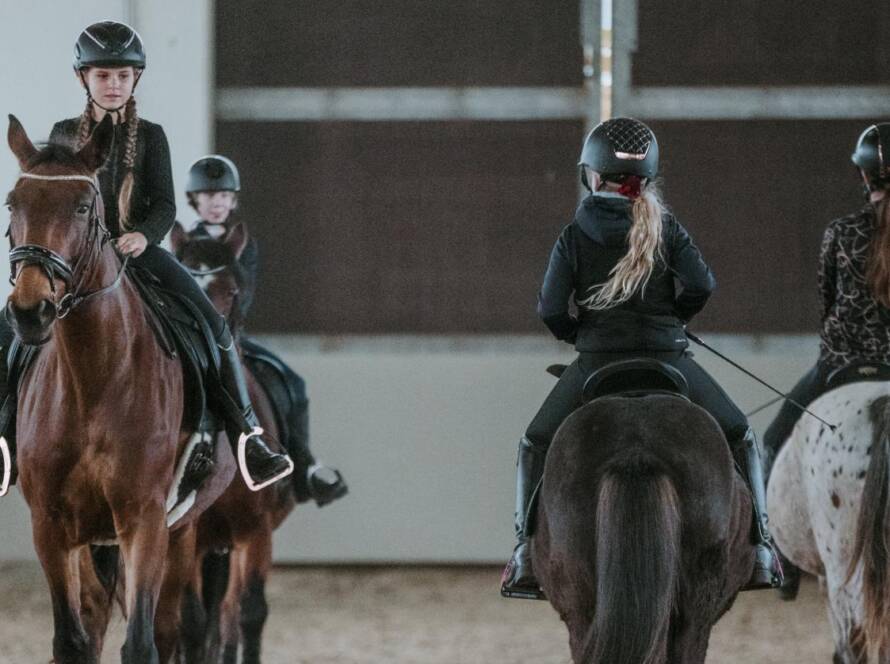 Mädchen die an einer Gruppenstunde teilnehmen