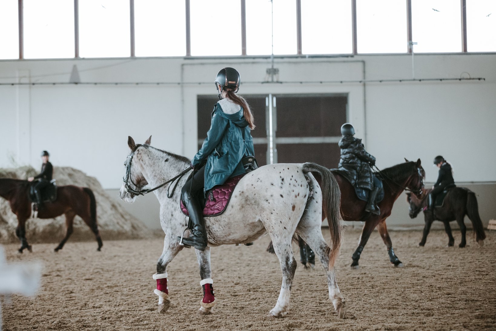 Mädchen reitet auf Pferd